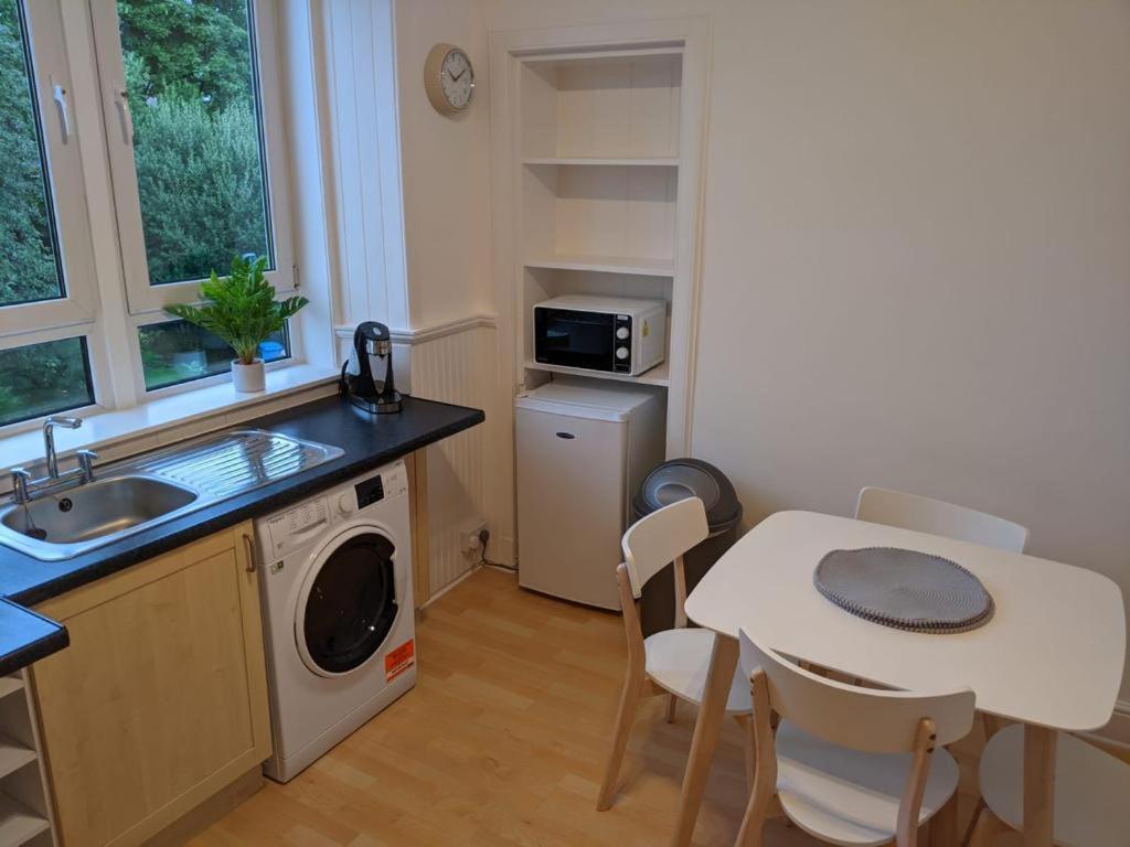 Glenclova - No 5 Bellyeoman, Bright Two Bedroom Apartment 던펌린 외부 사진